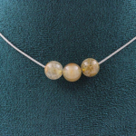 Pierres et Min&eacute;raux. Collier 3 perles Quartz rutile 8 mm Chaine en acier inoxydable Collier femmes, hommes. Taille personnalisable.