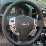 Isemeisterda must kunstnahast k&auml;sitsi &otilde;mmeldud auto roolikatte Nissan Qashqai 2007-2013 Rogue X-Trail autotarvikutele White Thread