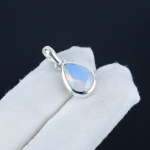 H&auml;mmastav piimjas opaalv&auml;&auml;riskivi h&otilde;bedane ripats 925 sterlingh&otilde;bedast - K&auml;sitsi valmistatud pirnikujundus, igap&auml;evaseks kandmiseks minimalistlik ehtekink naisele 1" valge