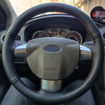 Must nahast k&auml;sitsi &otilde;mmeldud auto rooliratta kate Ford Focus 2 2005 2006 2007 2008 2009 2010 jaoks White Thread