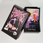 Sabotage Tarot - Feminine Mystique Pakk j&auml;igas karbis 78 tk kaarti 12*7cm, Tr&uuml;kitud 350GSM kahekordsele reljeefsele paberile must