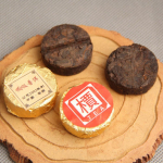 Yunnani 'Jia' Word Mini Tuocha, valmistatud 2003. aasta vana Puer Shu Puerhi tee poolt 1000g