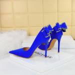 Peo&otilde;htu k&otilde;rged kontsad &otilde;hukesed kontsad, madala suu ja terava varbaga k&uuml;lg &otilde;&otilde;nsaga kivikivist kikilips &Uuml;ksikud kingad 35 sinine