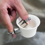 2 t&uuml;kki glasuuritud klambrid keraamika savi glasuur portselan k&auml;sit&ouml;&ouml; t&ouml;&ouml;riistad kaasaskantav metall kerge