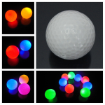 Vilkuv &ouml;&ouml;valgus helendav fluorestsents golfipalliga golfim&auml;ng