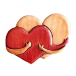 Puidust s&uuml;damekaunistus K&auml;sitsi valmistatud kallistavad armastuss&uuml;damed Romantiline s&uuml;damekaunistus paarile pulma-aastap&auml;evaks s&otilde;brap&auml;evaks