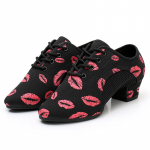 Naiste punased huuled siseruumides, tantsusaalis, moodsad &otilde;petajajalatsid tantsukingad 3 cm kontsaga 34 must/punane