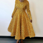 &Scaron;ikk ja stiilne &uuml;hev&auml;rviline k&otilde;rge v&ouml;&ouml;kohaga kleit &uuml;mara kaelusega ja litritega S &scaron;ampanjav&auml;rvi