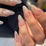 24 tk &scaron;ikk mandlikujuline kinnisurutavate k&uuml;&uuml;nte komplekt &ndash; l&auml;ikiv alasti ja kuldse triibuga disain, t&auml;ielikult katvad kunstk&uuml;&uuml;ned naistele ja t&uuml;drukutele