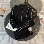 Kausaalse triibuga l&uuml;hike kapuutsiga spordi&uuml;likond naiste s&uuml;gisene t&otilde;mblukuga dressipluus, elastne laia s&auml;&auml;rega p&uuml;ksid, kaheosaline komplekt S must