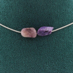 Pierres et Min&eacute;raux. Collier 2 perles Charoite de Russie. Chaine en acier inoxydable Collier femmes, hommes. Taille personnalisable.