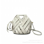 Elegantne kootud nahast kolmnurkne k&auml;e-, &otilde;la- ja crossbody kott naistele ja lastele Base 26cm * Depth 18cm * Height 26cm
