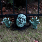 Halloweeni aiakaunistus, peast kinni hoidev karjuv koljupea &otilde;udus Zombie poolkeha vaigust aiakaunistus