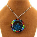 Pierres et Min&eacute;raux. Collier Apatite bleu neon brut. Mod&egrave;le Arc-en-ciel. sinine