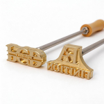 Messingist br&auml;ndimismarker vorm kohandatud graveeritud logoga vorm nahast rahakoti koti puidup&otilde;letusbr&auml;ndingu kasutamiseks 2 inch + pyrographic branding wand