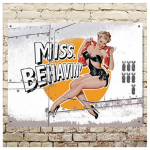 Les Tr&eacute;sors De Lily [Q5117] - Plaque m&eacute;tal r&eacute;tro 'Pin-up' miss behavin' - 40x30 cm h&otilde;be