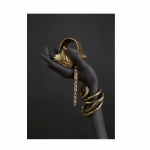 Aafrika naine hoiab k&auml;es kullast ehteid, l&otilde;uendist plakatid ja prindid Mustad modellid Kunstmaalid seinal Kunstipildid elutuppa 50x70cm no frame