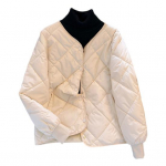 Taskutega talvemantel, polsterdatud V-kaelus, rombikujuline &otilde;mblemine, t&otilde;mblukuga, tuulekindel soojust s&auml;ilitav M kohv