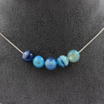 Pierres et Min&eacute;raux. Collier 5 perles Agate ruban&eacute;e bleu 8 mm Chaine en acier inoxydable.