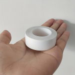 5 m Kahepoolne n&auml;htamatu kehateip, higikindel, veekindel, turvaline paigutus, mitmeotstarbeline r&otilde;ivaste kinnitus, l&auml;bipaistev kleeplint 5m