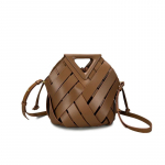 Kolmnurkne magnetkinnisega punutud nahast naiste crossbody k&auml;ekott 26x18x26 cm