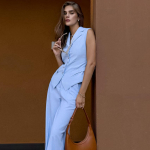 Naiste kevad- ja suvemood, vabaaja, vanemaealine, salendava vesti ja laia s&auml;&auml;rega p&uuml;kste &uuml;likond L sinine