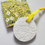 Valge aroomikivi, mis v&otilde;imaldab nautida oma lemmikl&otilde;hna igal ajal ja igas kohas! Peopesuurune aroomikivi kollane