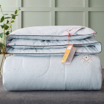 Kvaliteetne tr&uuml;kitud siidist tekk, suur pehme ja mugav tekis&uuml;damik, antibakteriaalne Four Seasons tekk Queen-3kg