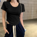 Seksikas &uuml;mara kaelusega T-s&auml;rk ebaregulaarsete l&uuml;hikeste varrukatega S valge