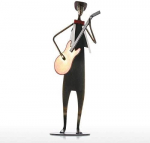 K&auml;sitsi valmistatud kauboib&auml;ndi kaunistus rauaskulptuur trumm M&auml;ngiv muusika trummim&auml;ngija metallist rauaskulptuur k&uuml;psetusv&auml;rvi tehnoloogia Guitar