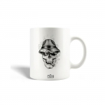 Mug en C&eacute;ramique Cr&acirc;ne dans un nuage de fum&eacute;e libre de droits
