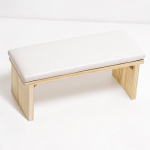 2 v&auml;rvi k&auml;sitsi padjaga palgi lihtsa stiiliga matt saab asetada fototeraapia masinale. V&otilde;rk punane t&auml;ispuidust hele luksuslik laud valge