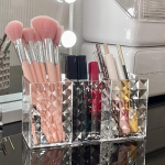 L&auml;bipaistev huulepulk kosmeetiline meik Akr&uuml;&uuml;l meigipintsel hoiukarbi &uuml;mbris jumestuspintsli hoidja laua korraldaja meigit&ouml;&ouml;riist