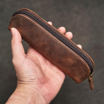 Vintage nahast pliiatsikott Lihtne kirjatarbed Hoderi pliiatsi&uuml;mbris Hoiukott T&otilde;mblukuga pliiatsikott Prillide karbis Koolitarbed pruun