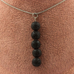 Pierres et Min&eacute;raux. Collier 5 perles Lave 8 mm. Chaine en acier inoxydable. Collier femmes, hommes. Taille personnalisable.