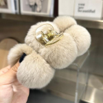 P&auml;ris saarmas j&auml;nes karvapall suur juuksen&otilde;el tagumine pea temperament klamber v&otilde;rk punane armas pl&uuml;&uuml;sist peakate juustest kinni naiste juukseehe