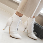 Naiste k&otilde;rge kontsaga l&uuml;hikesed saapad s&uuml;gisel ja talvel Uued nikerdatud vintage stiilis terava otsaga &otilde;hukese kontsaga tugeva pitsiga l&uuml;hikesed saapad 39 valge