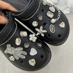 Kingav&otilde;lu DIY Pins Must 3D Butterfly Rose Dekoratsioonilukk Hole Kingade jaoks Amulettide komplekt Aksessuaarid Lapsed Poiss T&uuml;drukutele Kingitus