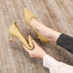 Libisemiskindlad jalatsid naistele Korea stiilis naiste pumbad keskmise kontsaga Luksuslik naiste suvepakkumine, kuum ja madal hind 34