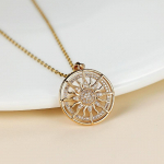 Peen ja moekas kuupmeetri tsirkooniumoksiid Boheemi stiilis p&auml;ikese 925 h&otilde;beripatsiga kaelakee, ideaalne s&uuml;nnip&auml;evakingitus, mis sobib naiste igap&auml;evaseks kandmiseks