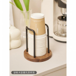 &Uuml;hekordseks kasutamiseks m&otilde;eldud tassihoidja riiul, vee-teetopside puidust jaotur koos pika pulgaga kruusi v&auml;ljapanekualusega, organiseerimistarbed