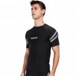 Meeste ujumisp&uuml;ksid, veespordip&uuml;ksid, O-kaelusega l&uuml;hikeste varrukatega Slim Fit elastne, hingav, kiiresti kuivav triibuline p&otilde;lv L must
