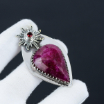 Ka&scaron;miiri rubiin, punane granaat v&auml;&auml;riskiviga ripats, Ka&scaron;miiri rubiin v&auml;&auml;riskiviga k&auml;sitsi valmistatud 925 sterlingh&otilde;be ripats naistele, kingituseks m&otilde;eldud ripats 6 Cm. punane