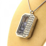 Pierres et Min&eacute;raux. Collier Benitoite brut. Mod&egrave;le demi-rectangle.