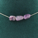 Pierres et Min&eacute;raux. Collier 3 perles Charoite de Russie. Chaine en acier inoxydable Collier femmes, hommes. Taille personnalisable.
