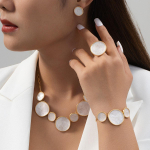 Ebaregulaarne &uuml;mmargune k&auml;ev&otilde;ru kaelakee k&otilde;rvar&otilde;ngaste komplekt valge