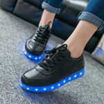 V&auml;rvilised helendavad kingad kevadeks ja s&uuml;giseks uued helendavad kingad meeste ja naiste luminofoorkingad USB laadimine LED valgus Korea paarikingad 43 must