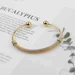 Lihtne roostevabast terasest keerutatud traatv&otilde;rgust avanev teraskuuliga naiste k&auml;ev&otilde;ru s&uuml;nnip&auml;ev kuld