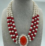 Klassikaline 3-realine 7--8mm &uuml;mmargune valge mageveep&auml;rliga punastest helmestest kaelakee