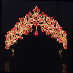 Uues stiilis peakate, lehekujuline kivist ja p&auml;rlitest kahev&auml;rviline pruudikroon, pulmaaksessuaarid, pruudipunane laubaehitis